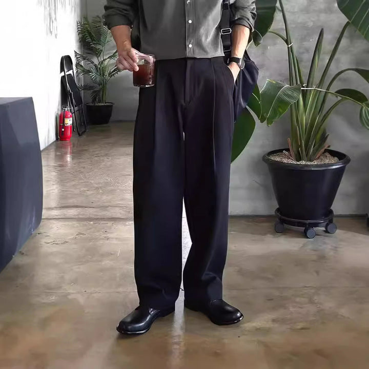 Bequeme Herren Business-Stoffhose mit Weitbein-Schnitt in Dunkelgrau. Elegant für den Büroalltag & formelle Events.