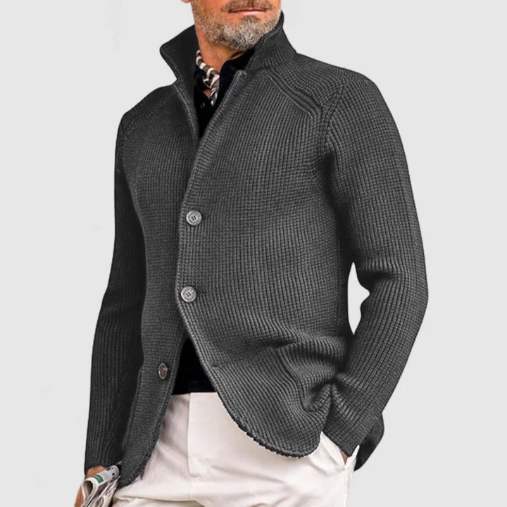 "Elegante Herrenstrickjacke mit Taschen, zeitlose graue Strickoptik, perfekte Passform für stilvolle und funktionale Outfits.