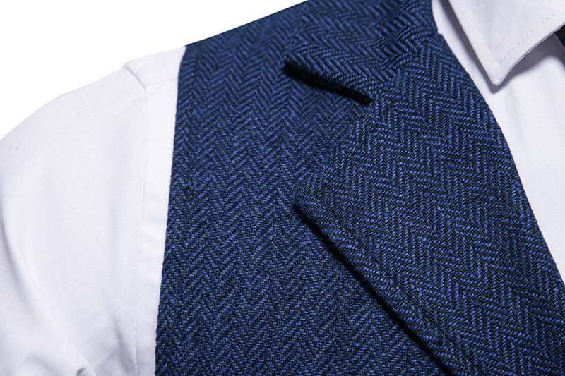Mann trägt elegante Herrenweste in Grün mit Seitentaschen, bequem für Business & Freizeit.