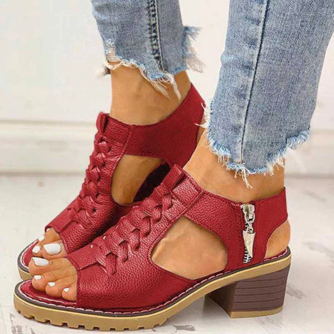 Detailansicht eleganter hochhackiger Riemchensandalen für Damen. Stylische Sommerschuhe, ideal für festliche Anlässe.