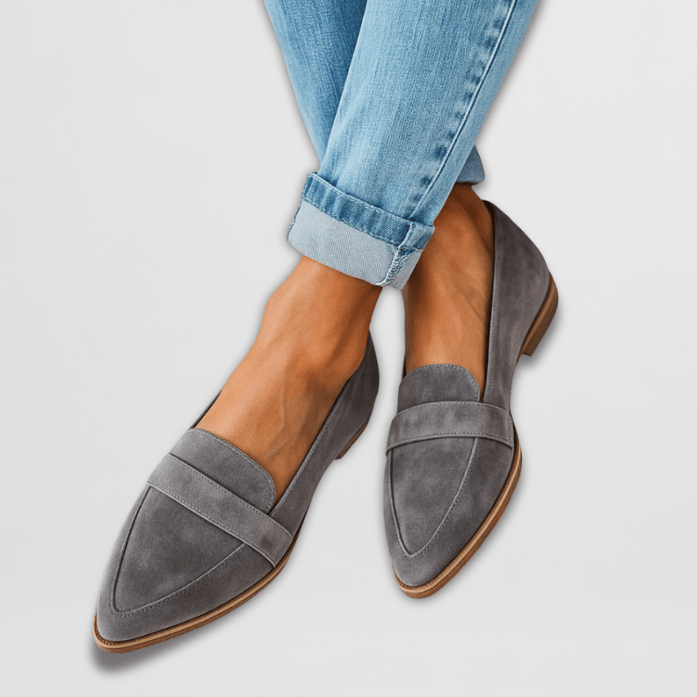 Bequeme Jasmin Damen Slipper, spitz zulaufend, in klassischem Schwarz. Modische Loafers für den Frühling.