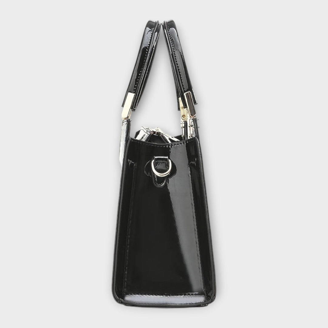Detailaufnahme der klassischen Damen Handtasche; zeigt feine Lederoptik und hochwertige Verarbeitung.