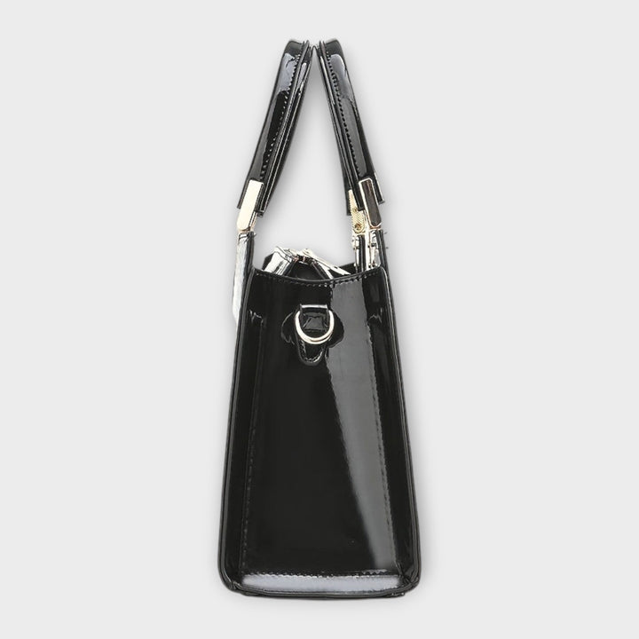 Detailaufnahme der klassischen Damen Handtasche; zeigt feine Lederoptik und hochwertige Verarbeitung.