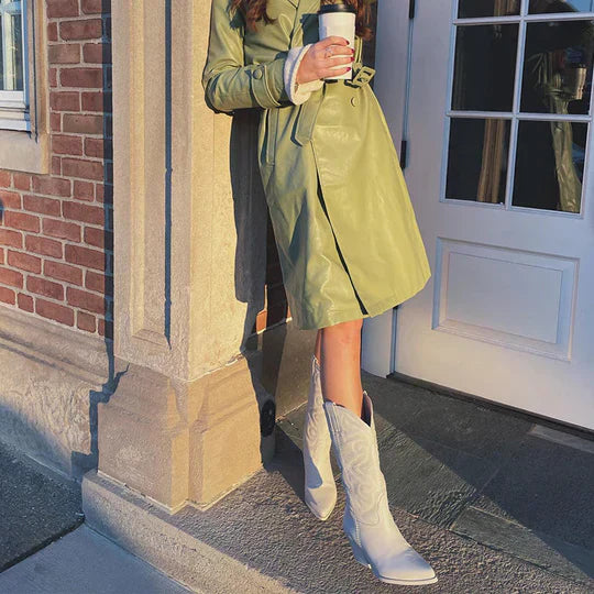 Bequeme schwarze Damenstiefel für lange Tage. Elegante Winterstiefel, die Stil & Wärme bieten.