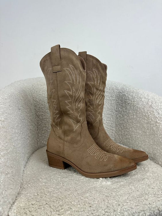Ansicht von der Seite: Elegante, knöchelhohe Damenstiefel. Bequeme Herbststiefel für stilvolle Auftritte.