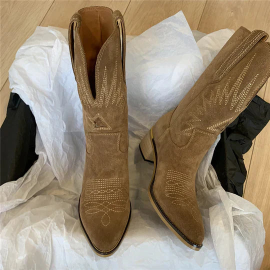 Details der eleganten Damenstiefel: Klassisches Design, robuster Absatz. Perfekt als modische Winterstiefel.