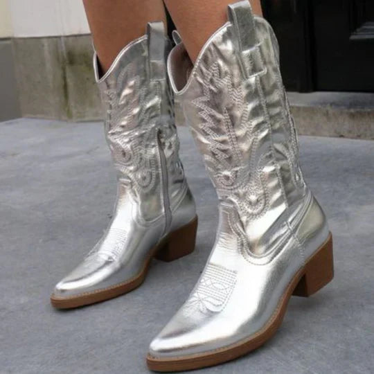Nahaufnahme: Struktur des Leders der klassischen Damenstiefel. Hochwertige, bequeme Damenschuhe für den Alltag.