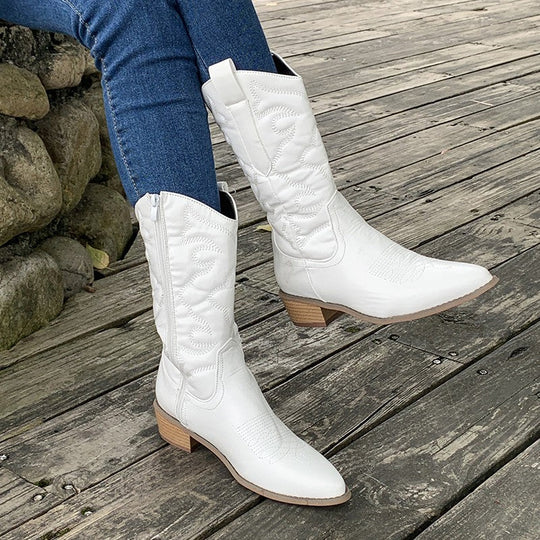 Vorderansicht der klassischen Damenstiefel. Zeitlose Eleganz und Komfort vereint in diesen modischen Damenschuhen.