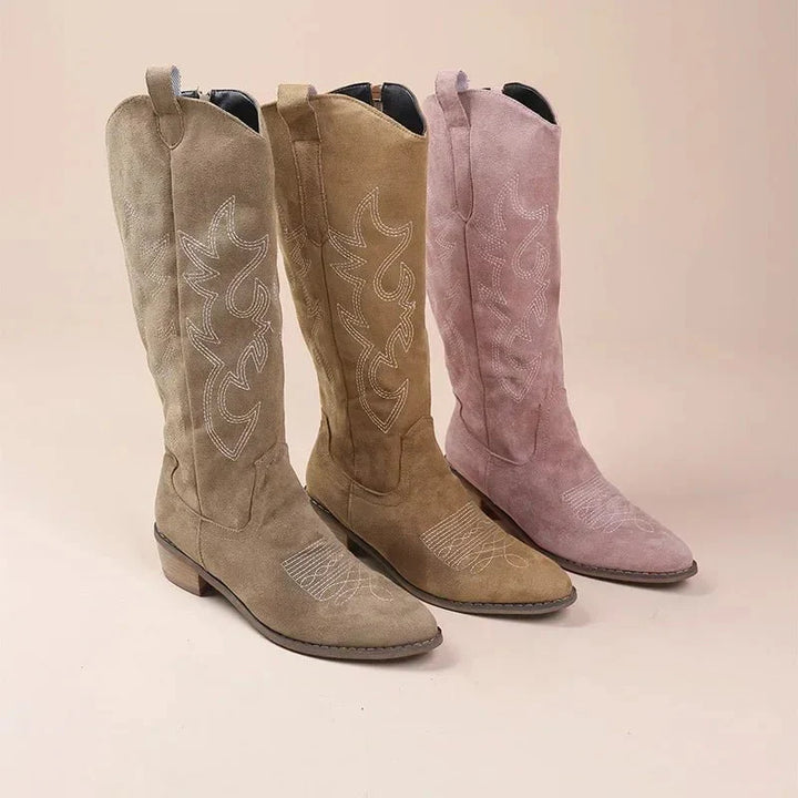 "Elegante knielange Cowboystiefel für Damen mit auffälliger Stickerei im Western-Stil, ideales modisches Statement."