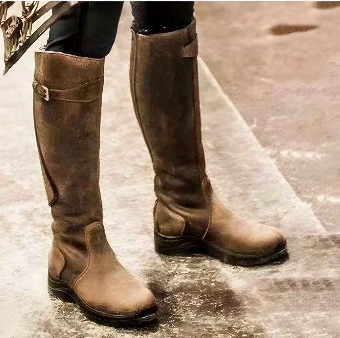 Knielange Damen Reitstiefel, wasserdicht & robust. Seitenansicht zeigt elegante Silhouette & bequeme Passform.