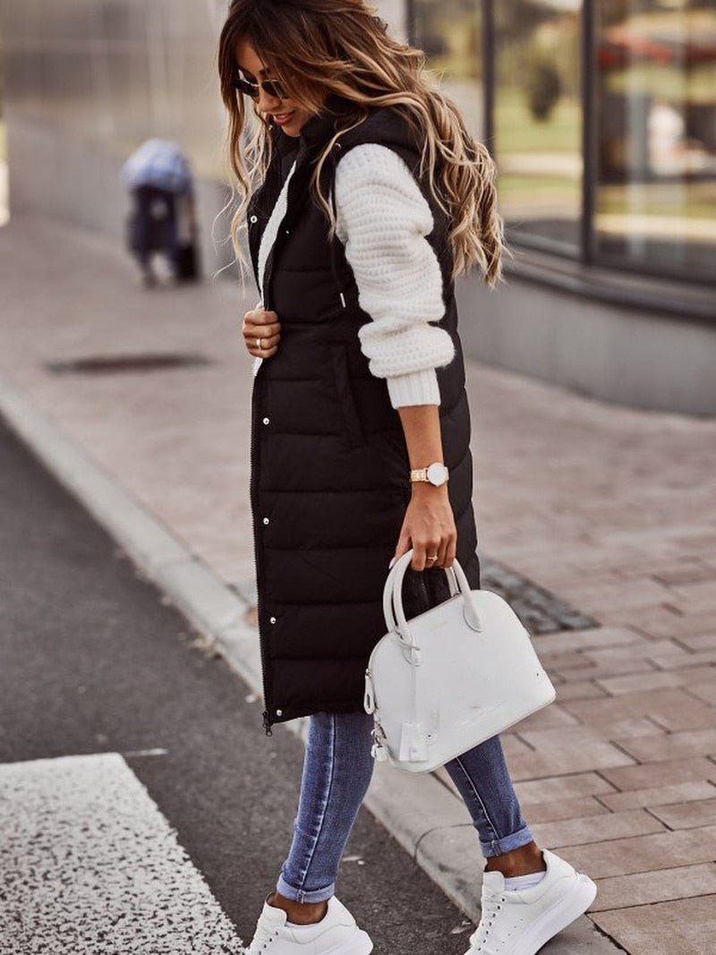 Schwarze, knielange Damen Steppweste. Warme Oberbekleidung, perfekt für Layering in Herbst- & Wintermode.