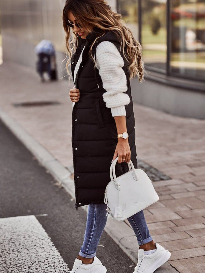Schwarze, knielange Damen Steppweste. Warme Oberbekleidung, perfekt für Layering in Herbst- & Wintermode.