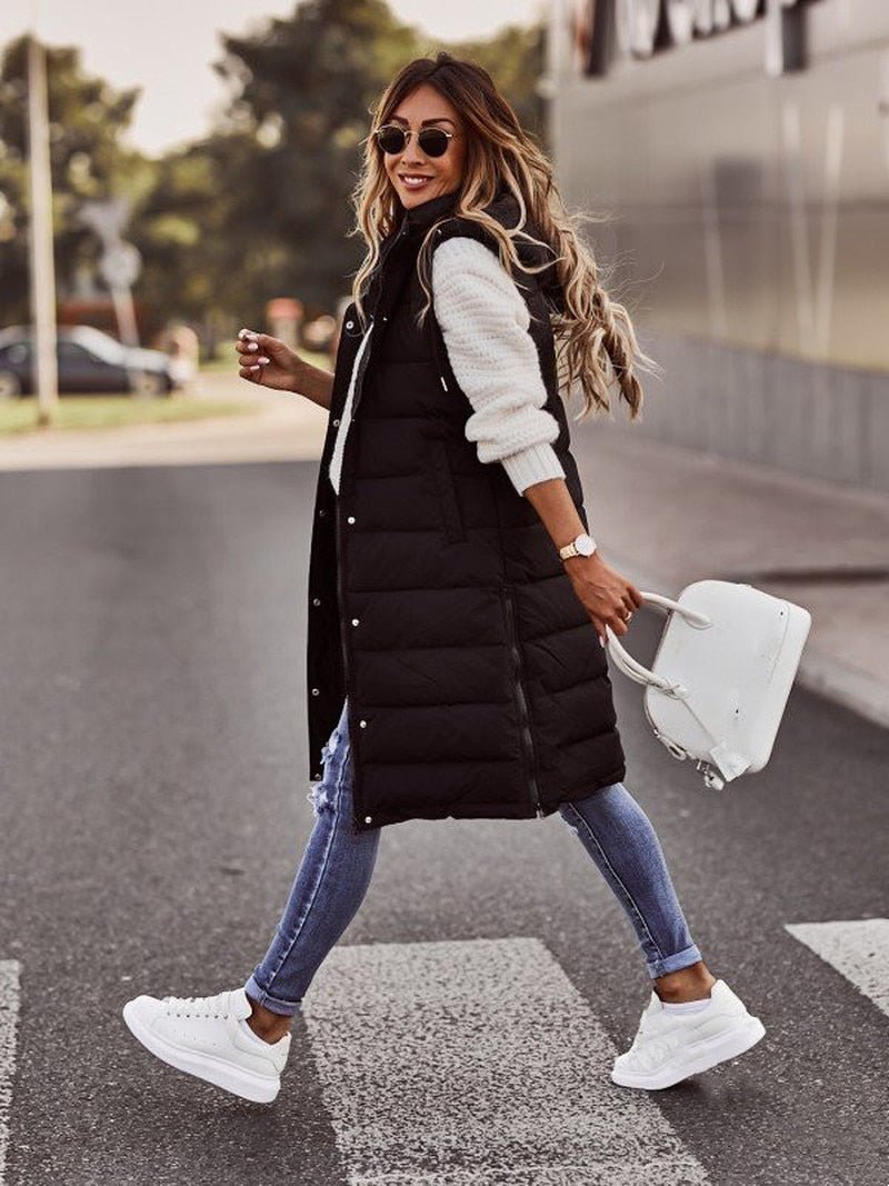 Modische knielange Damen Steppweste. Vielseitige Übergangsjacke für stilvolle Herbst- und Winter-Outfits.