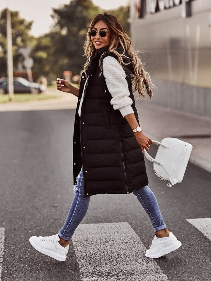 Modische knielange Damen Steppweste. Vielseitige Übergangsjacke für stilvolle Herbst- und Winter-Outfits.
