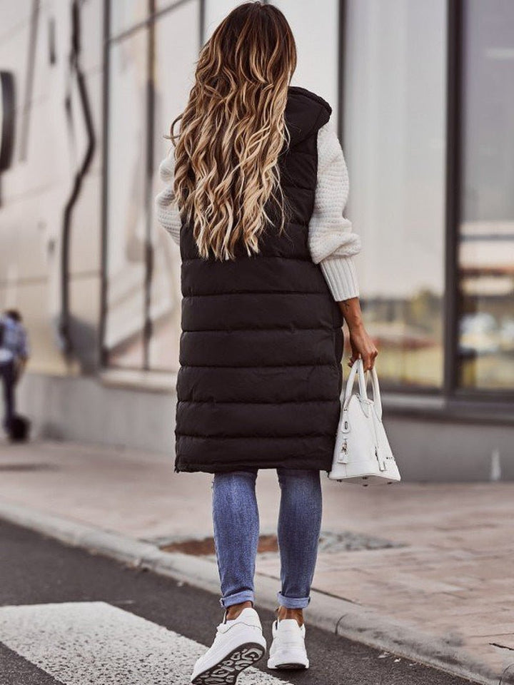 Warme, knielange Damen Steppweste. Ideal für Herbstmode & Wintermode, schützt vor Kälte. Beige Frauenweste.