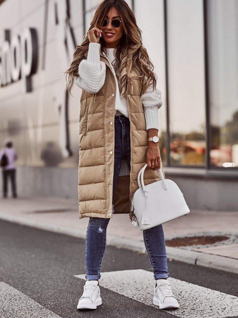 Knielange Damen Steppweste für Layering. Elegante Oberbekleidung für Herbst & Winter. Verfügbar in Beige & Schwarz.