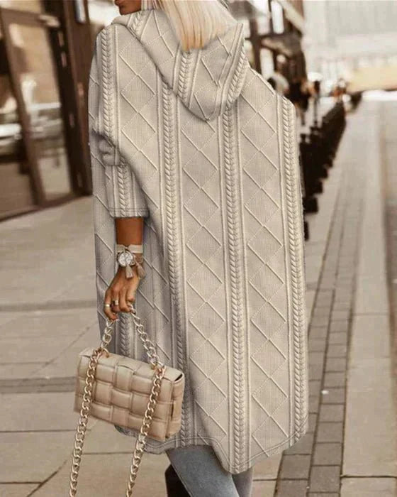 Warme, lange Damen Strickjacke mit Kapuze, perfekt für kalte Wintertage. Elegant & bequem für Alltag & Mode.