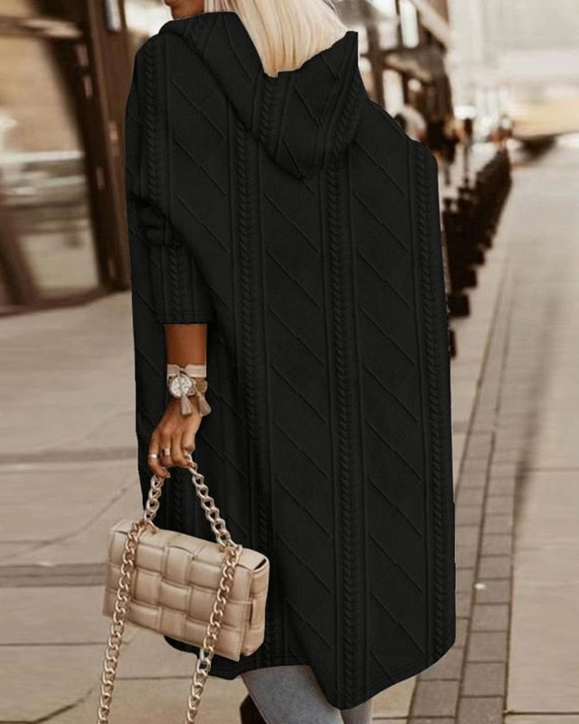 Komfortable, lange Damen Kapuzenstrickjacke, perfekt für den Alltag. Bietet Wärme und eleganten Stil im Herbst/Winter.