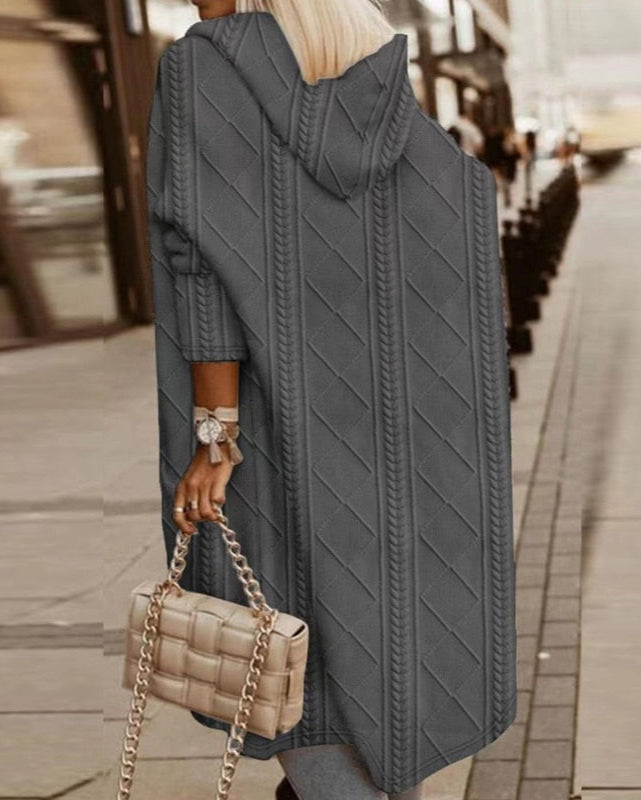 Elegante Damen Strickjacke mit Kapuze aus weichem Material. Langer, verlängerter Schnitt für stylische Herbst/Winter-Outfits.