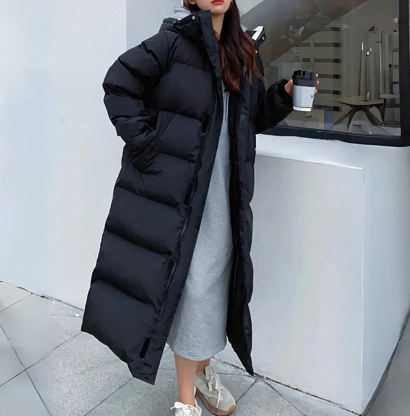 Warme schwarze Damen Winterjacke, ideal als langer Kälteschutz-Mantel für den Alltag. Bequeme Freizeitjacke.