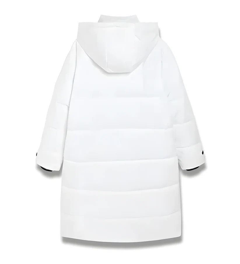 Weiße, lange Damen Winterjacke. Optimaler Komfort und Kälteschutz für kalte Wintertage. Elegante Alltagsjacke.