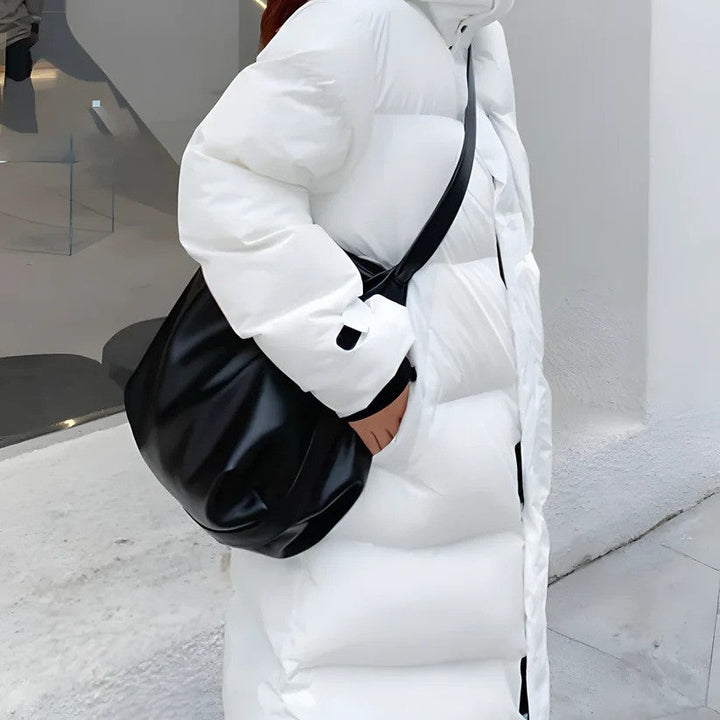 Hochwertige schwarze Damen Winterjacke, langer Schnitt für maximalen Kälteschutz und modisches Design.