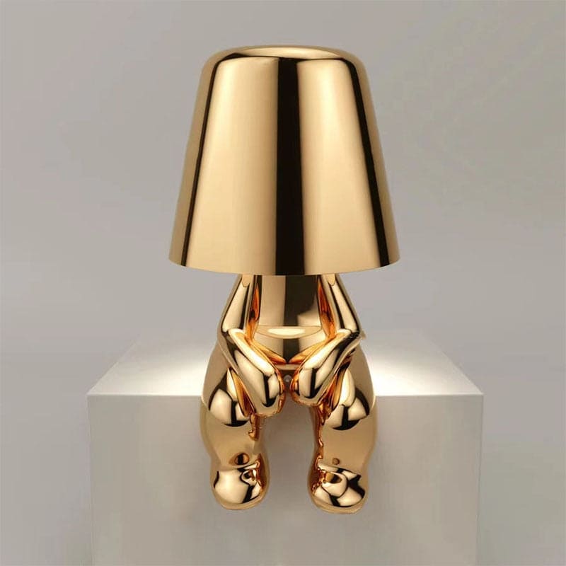 Goldene Tischlampe mit LED-Technik. Spendet warmes, angenehmes Licht für eine entspannte Atmosphäre.