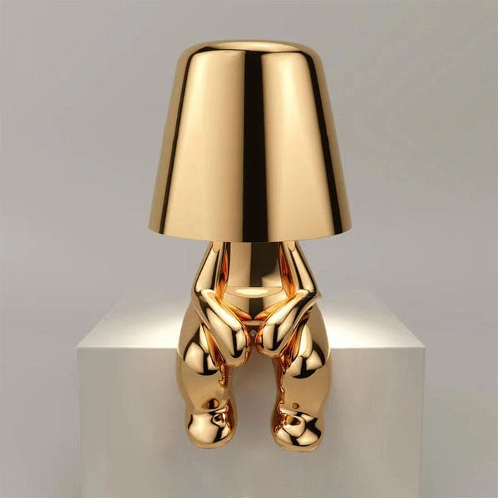 Goldene Tischlampe mit LED-Technik. Spendet warmes, angenehmes Licht für eine entspannte Atmosphäre.
