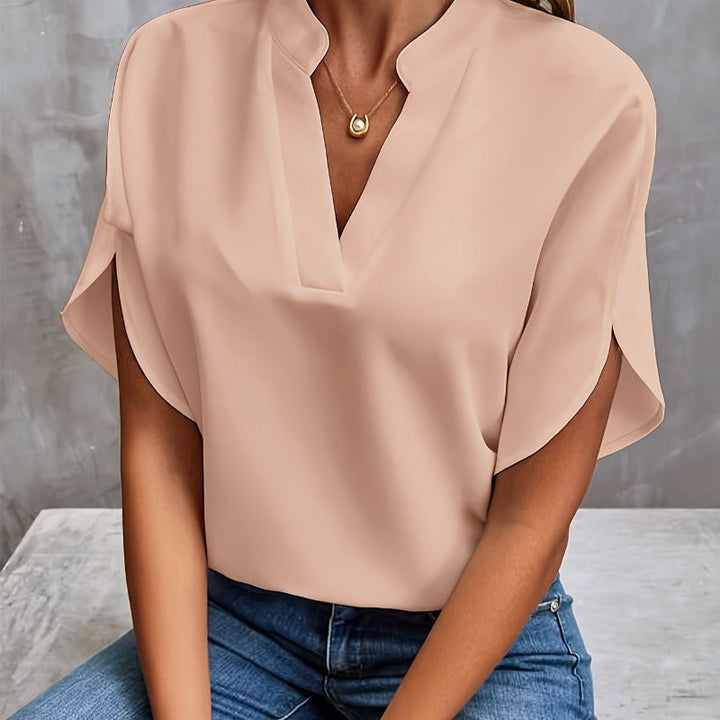 Schlichte, elegante Damenbluse. Leichte Frühlingsbluse für stilvolle Sommerlooks und lockere Passform.