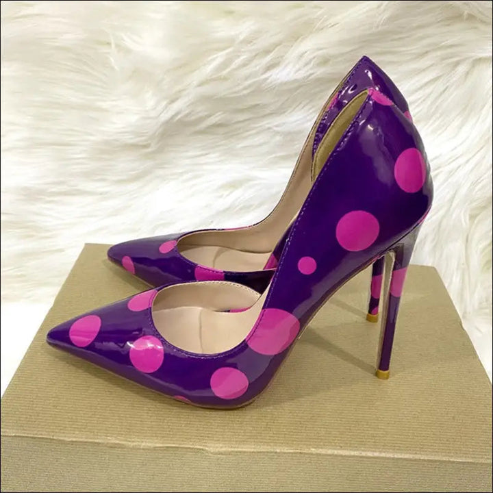 Modische lila Damen Pumps mit feiner Spitze und hohem Absatz, perfekt als Abendschuhe für einen glamourösen Look.