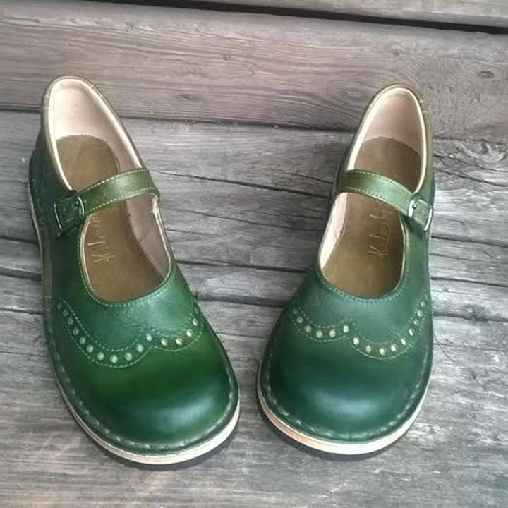 "Elegante Mary-Jane-Lederschuhe im Vintage-Stil mit Brogue-Details, runde Zehenform, in Erdtönen, ideal für Damenoutfits."