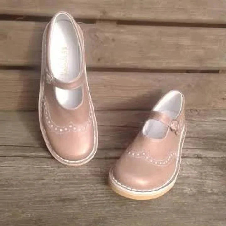 "Elegante Mary-Jane-Lederschuhe im Vintage-Stil mit Brogue-Details, runde Zehenform, in Erdtönen, ideal für Damenoutfits."