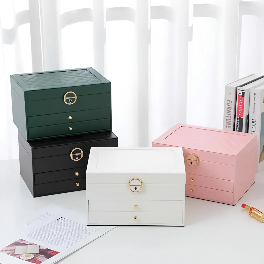 Detailansicht der Ring- und Ohrringfächer in einer mehrschichtigen PU-Leder Schmuckbox zur Aufbewahrung.