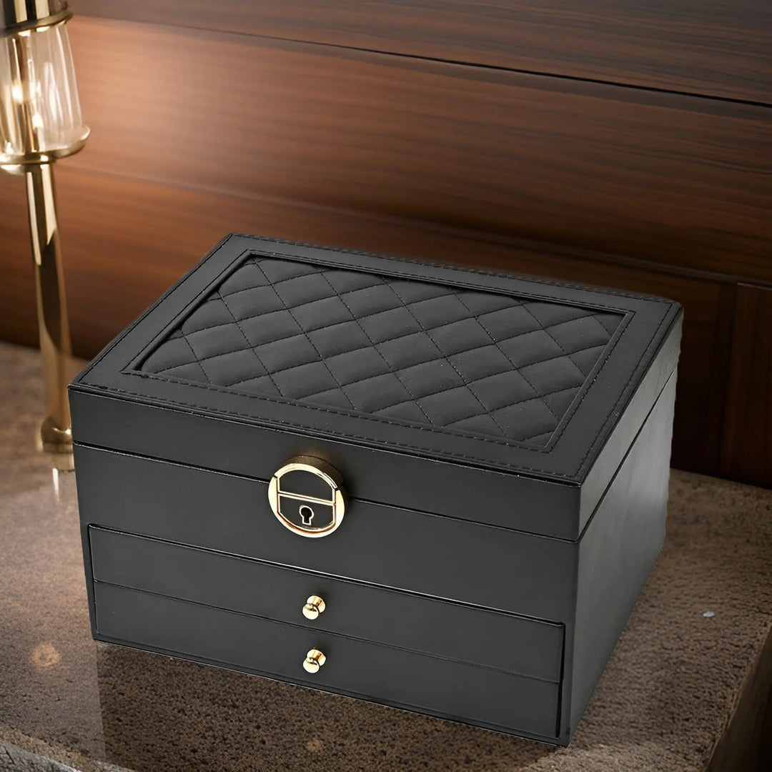 Geräumige, mehrschichtige Schmuckbox aus PU-Leder bietet viel Platz für all Ihre wertvollen Schmuckstücke.