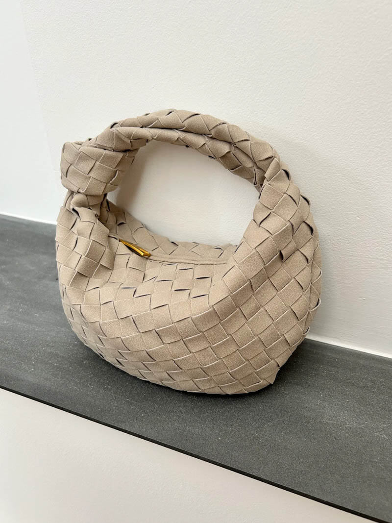 "Elegante Mini-Wildledertasche mit Woven Knot-Design und goldenen Akzenten, ideal für stilvolle Outfits."