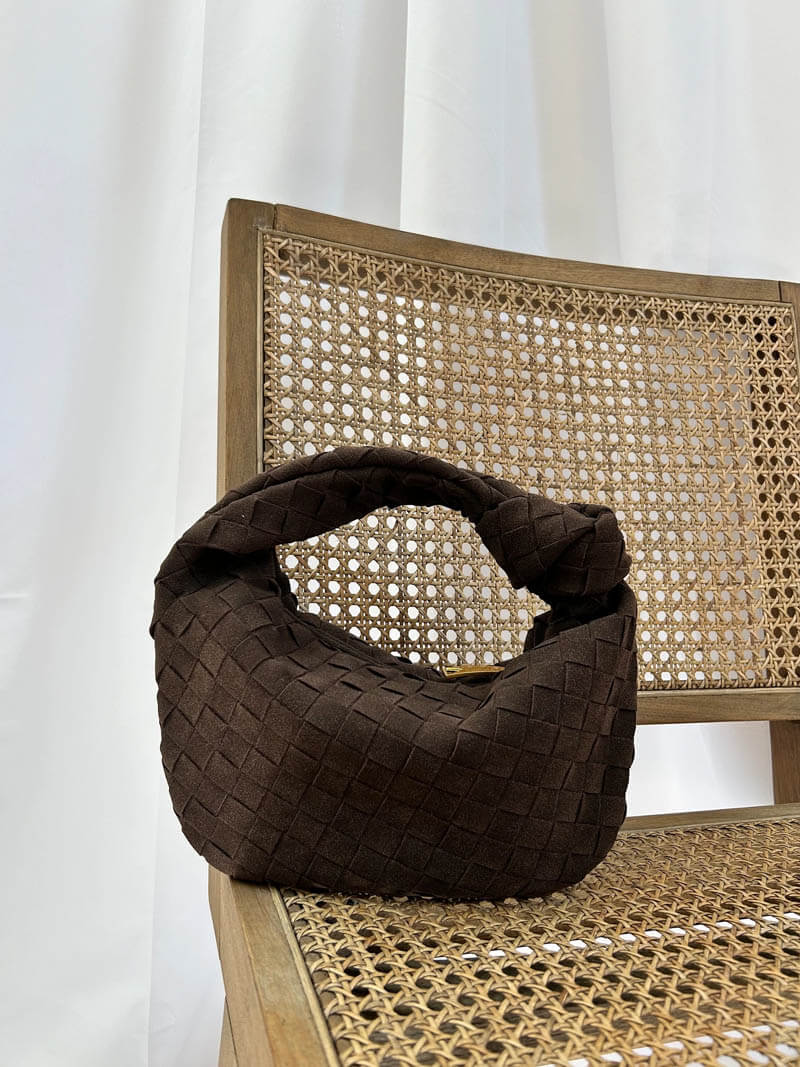 "Elegante Mini-Wildledertasche mit Woven Knot-Design und goldenen Akzenten, ideal für stilvolle Outfits."