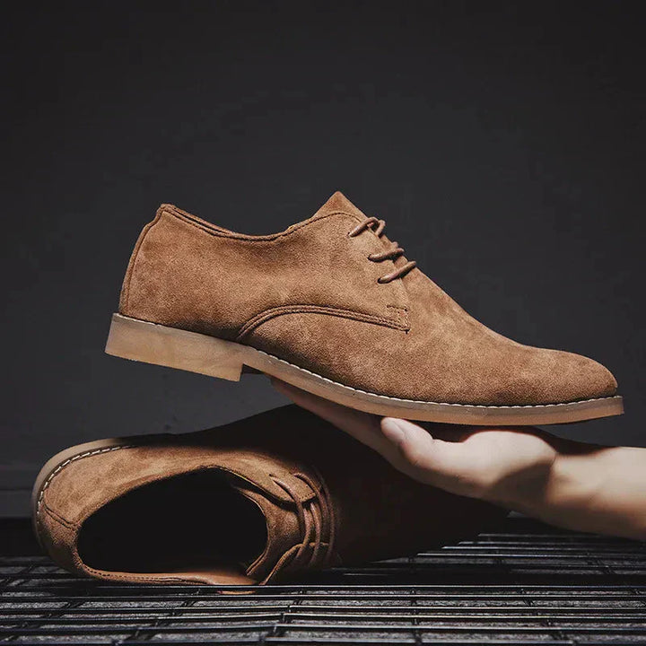 Klassische Herren Derby-Schnürschuhe in minimalistischem Design. Bequeme Frühlingsschuhe für elegante Looks.