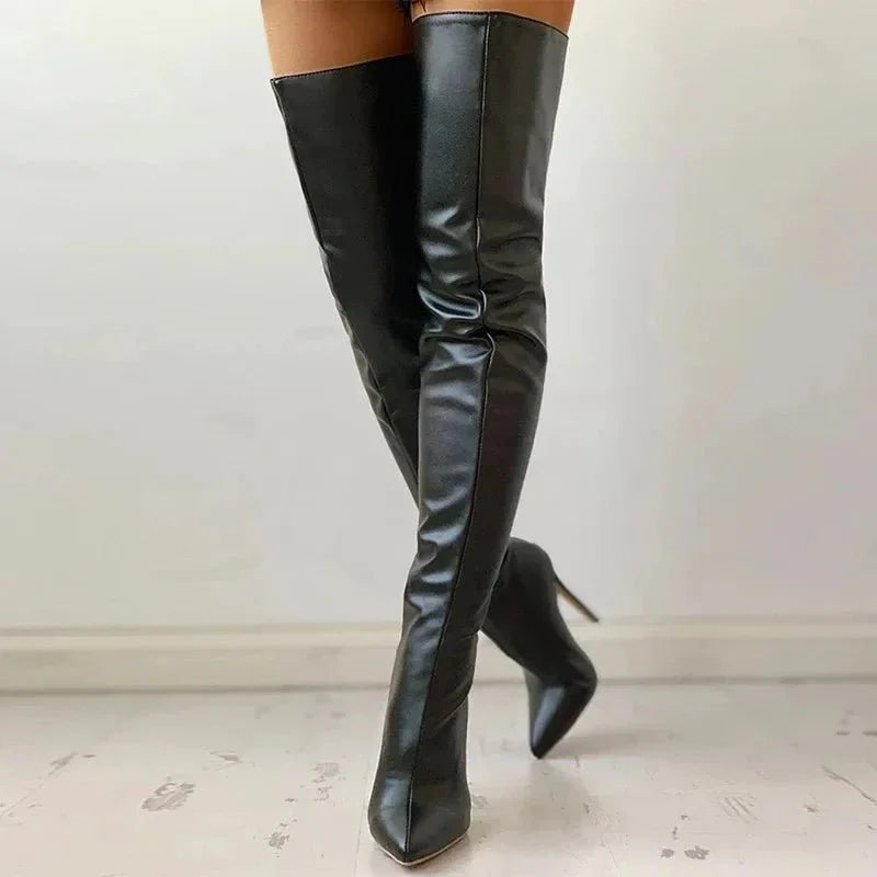 "Elegante oberschenkelhohe Stiletto-Stiefel mit glänzendem Finish und schlankem Absatz, der das Bein optisch verlängert."