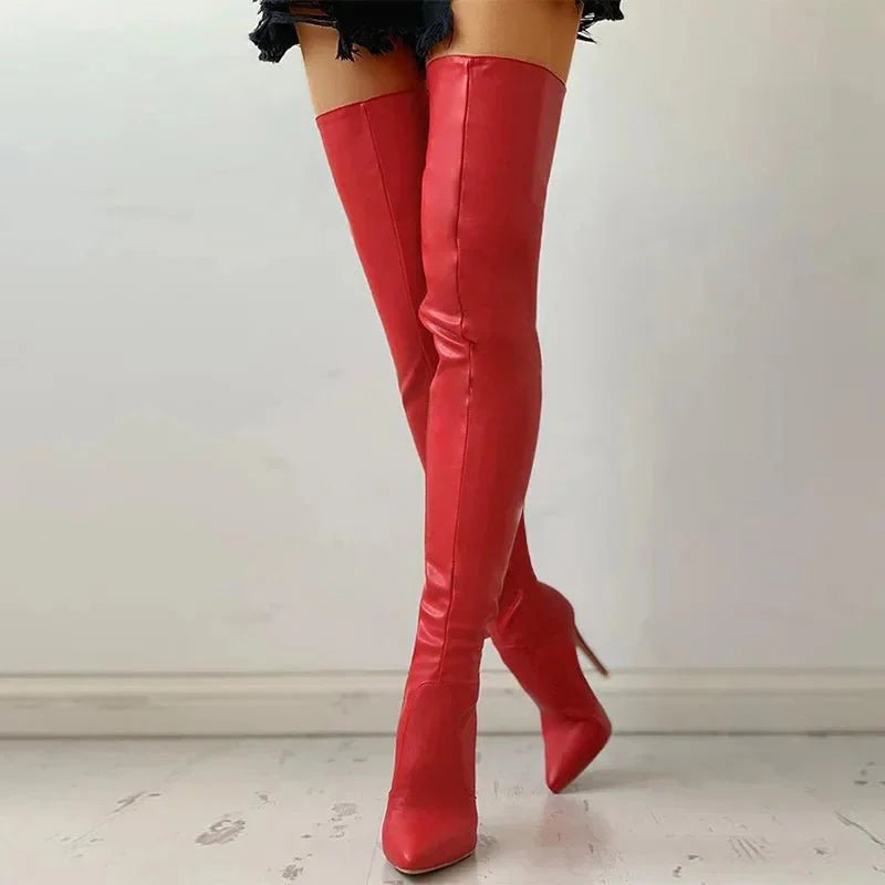 "Elegante oberschenkelhohe Stiletto-Stiefel mit glänzendem Finish und schlankem Absatz, der das Bein optisch verlängert."