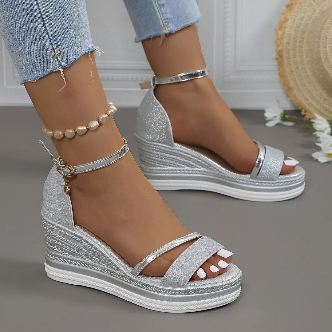 Seitenansicht: Leichte, bequeme orthopädische Damen Sandalen, ideal für maximalen Fußkomfort im Sommer.