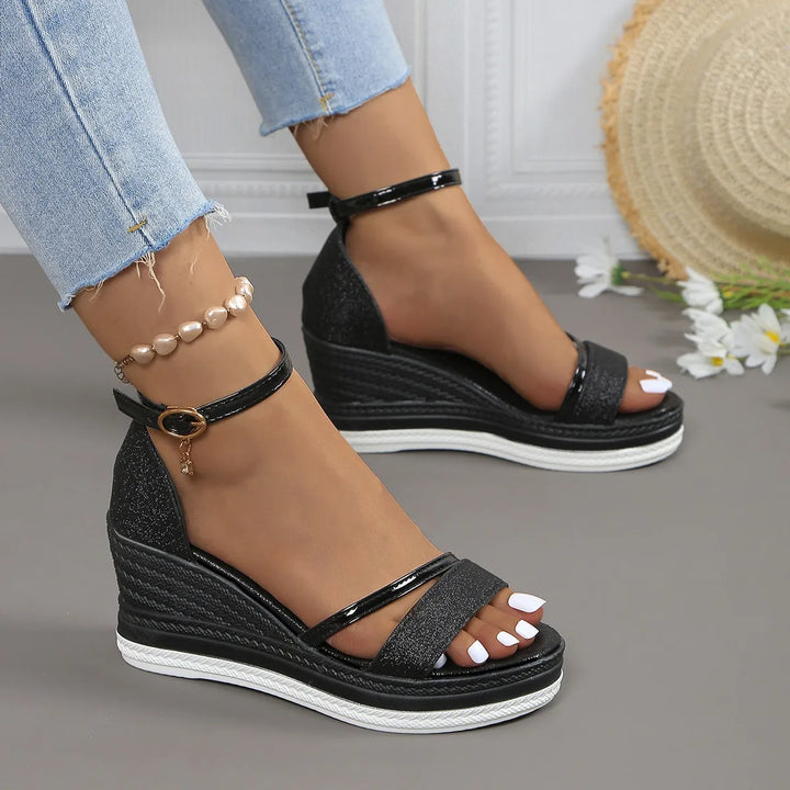 Moderne Casual Damen Sandalen von oben, perfekt für sommerliche Outfits und bequemen Tragekomfort.