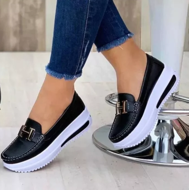 "Elegante orthopädische Damenschuhe Hera, schwarz mit rutschfester Sohle, komfortables und stilvolles Design für jede Gelegen