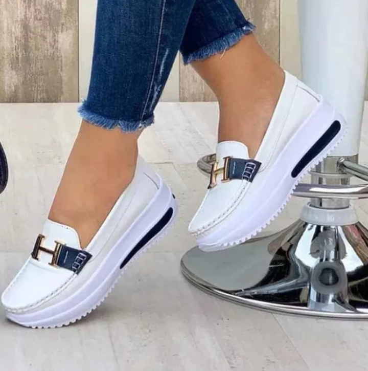 "Elegante orthopädische Damenschuhe Hera, schwarz mit rutschfester Sohle, komfortables und stilvolles Design für jede Gelegen