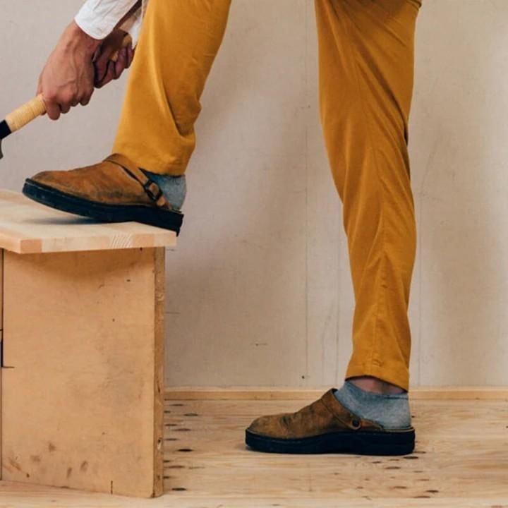 Elegante orthopädische Lederclogs für Herren, rutschfest, gepolstert, in Braun-Schwarz, für hohen Komfort und Stil.