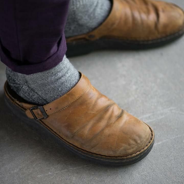 Elegante orthopädische Lederclogs für Herren, rutschfest, gepolstert, in Braun-Schwarz, für hohen Komfort und Stil.