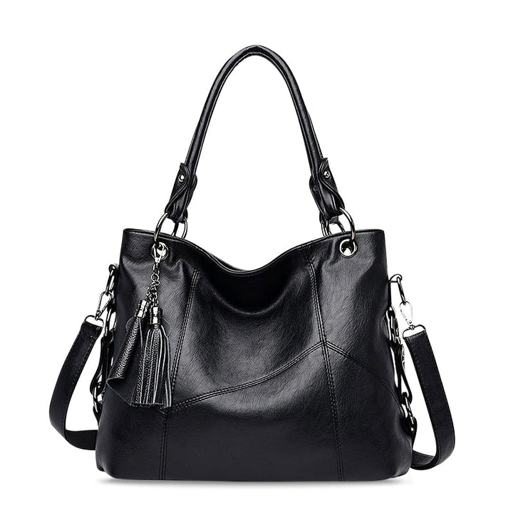 Modische rote Damen Umhängetasche aus hochwertigem veganem Leder. Stilvolle Handtasche für einen femininen Look.