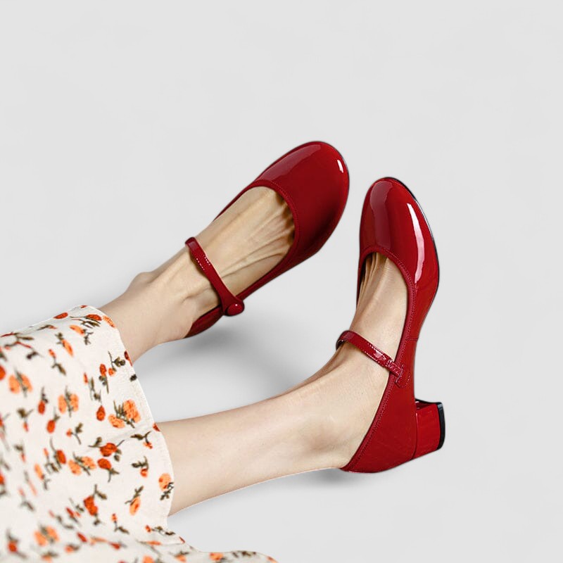 Klassische rote Mary-Jane-Damen-Schuhe mit Schnallenriemen, flacher Sohle für stilvollen Alltagskomfort.