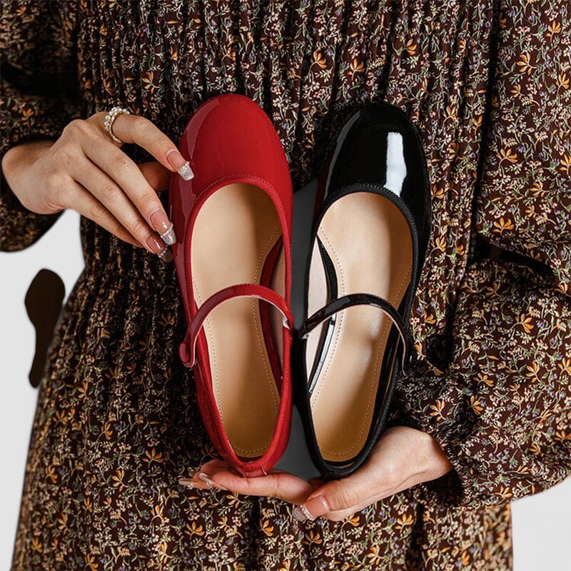 Detailaufnahme: Schwarze Damen Mary-Jane-Schuhe mit eleganten Schnallenriemen und bequemer flacher Sohle.