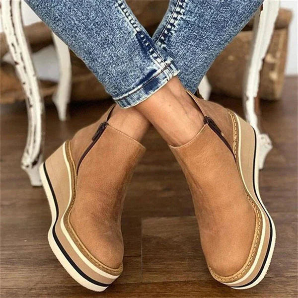 Stilvolle beige Damen Stiefeletten mit Reißverschluss, bieten eleganten Komfort für vielseitige Herbst-Outfits.