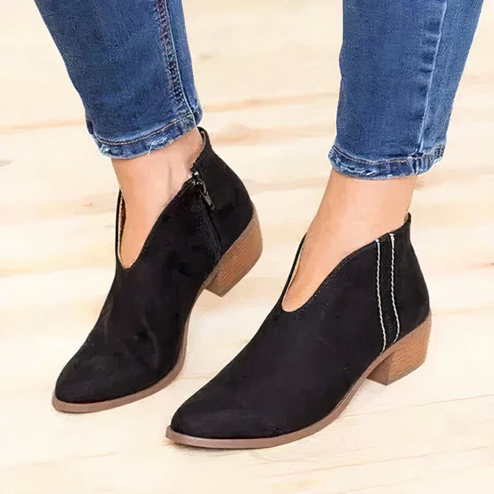 Elegante schwarze Damen Stiefeletten mit spitzem Zeh. Modische Herbst- & Winterstiefel für Business & Freizeit.